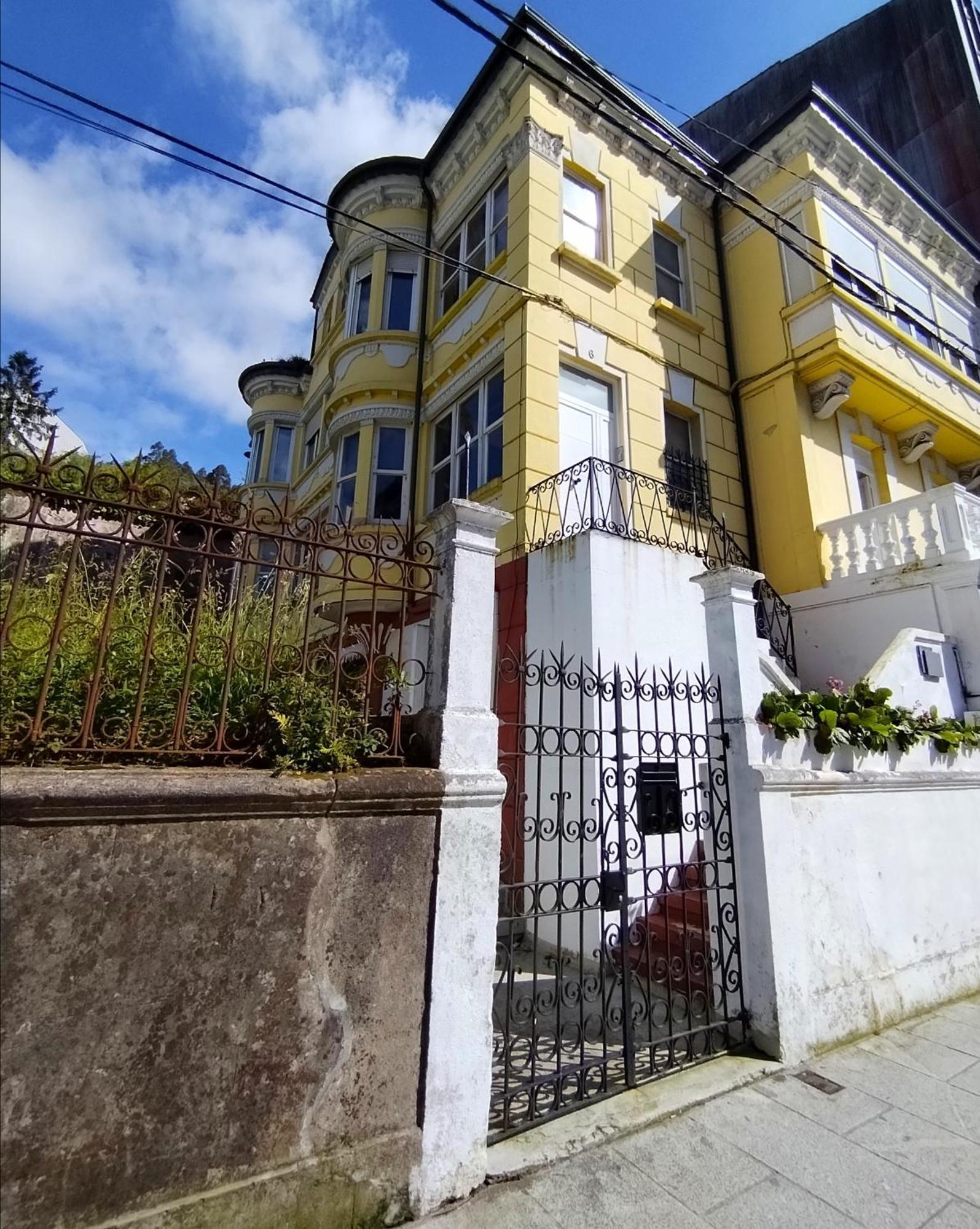 Yellow House Viveiro Ngoại thất bức ảnh