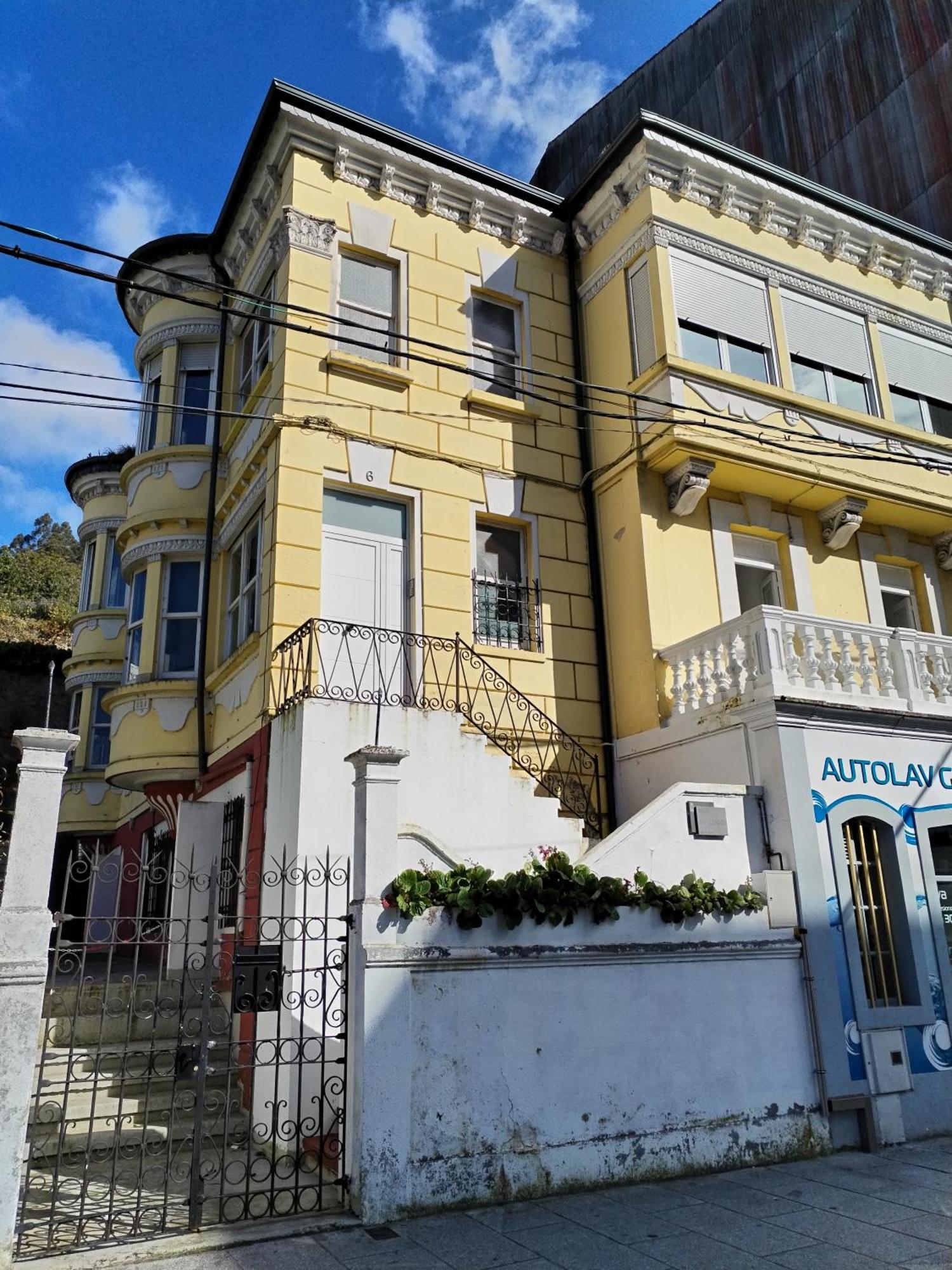 Yellow House Viveiro Ngoại thất bức ảnh