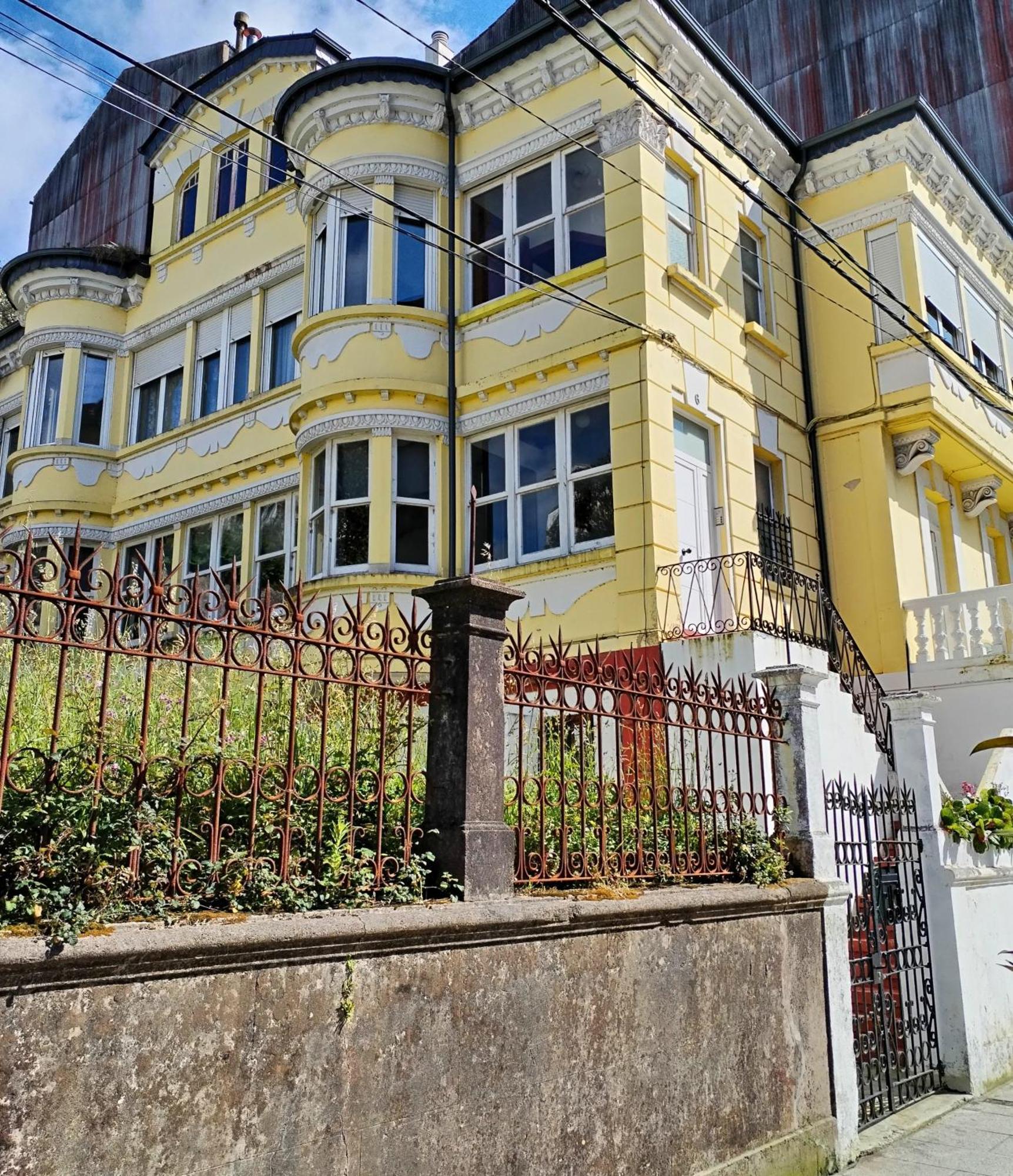 Yellow House Viveiro Ngoại thất bức ảnh