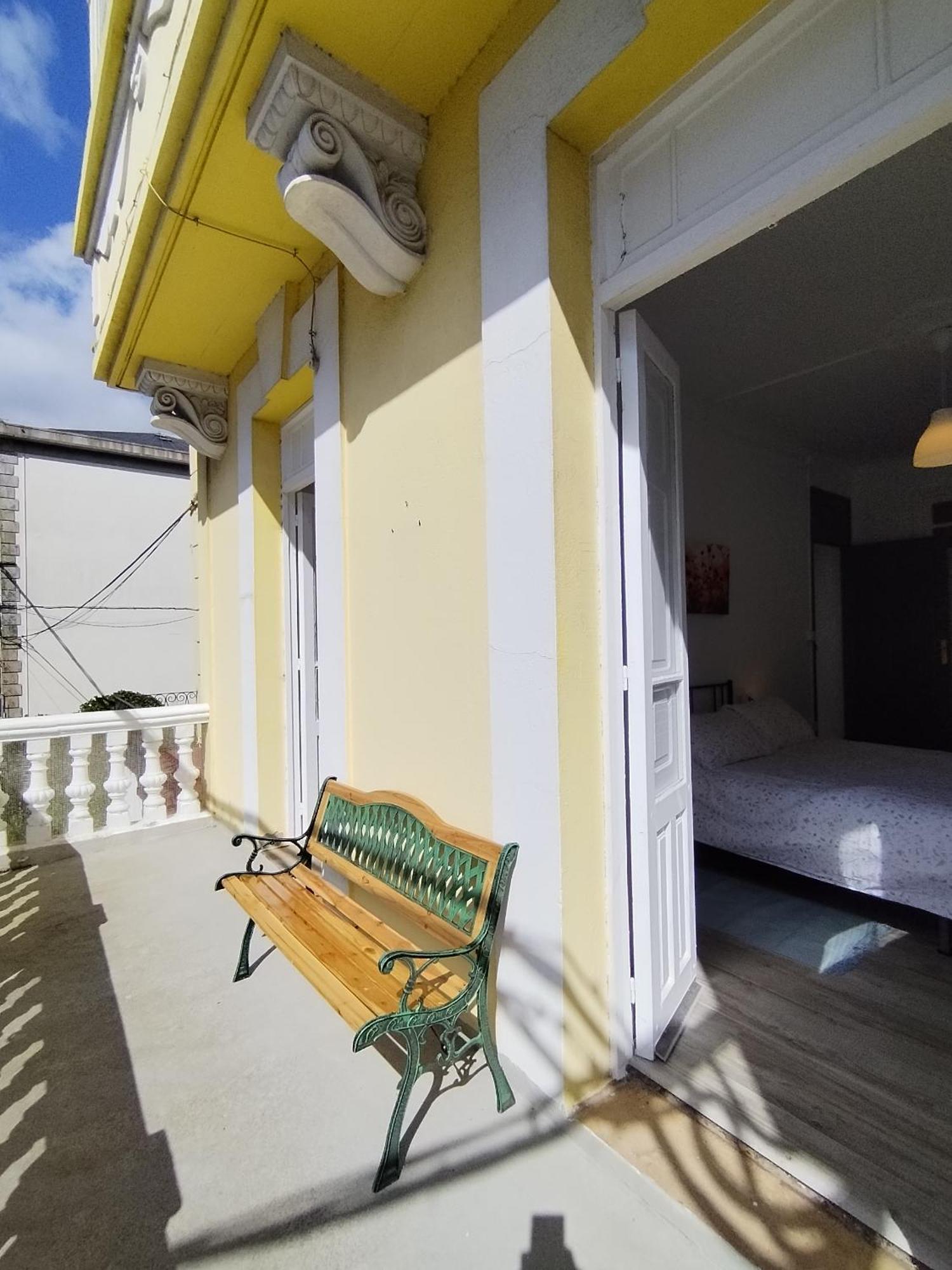 Yellow House Viveiro Ngoại thất bức ảnh